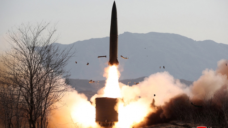 Triều Tiên tiếp tục phóng tên lửa đạn đạo về vùng biển phía Đông