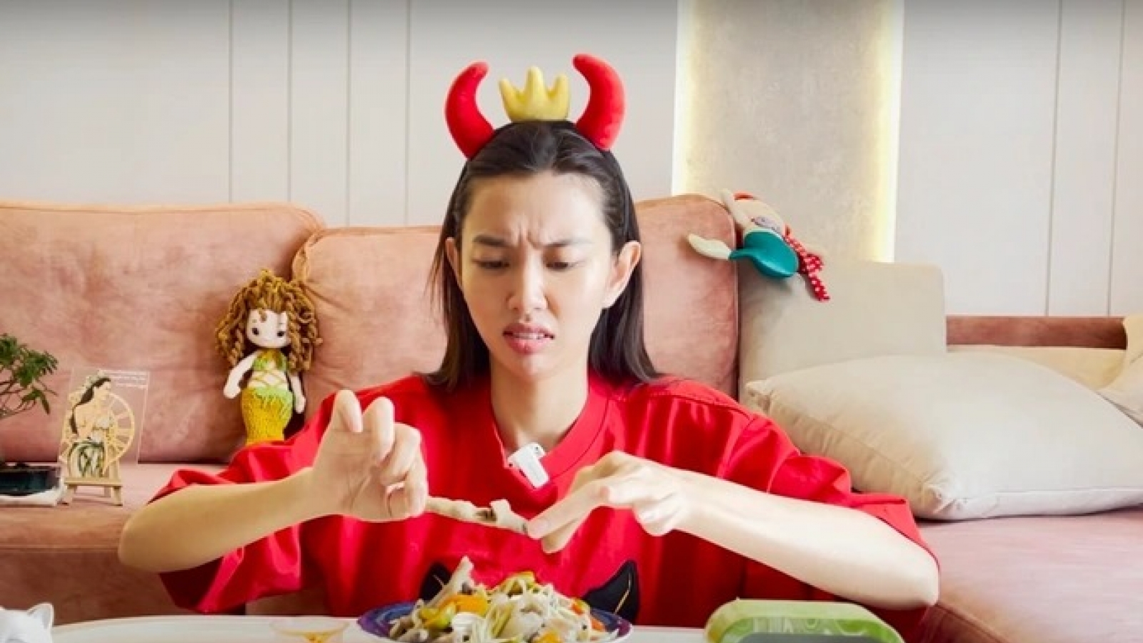 Chuyện showbiz: Hoa hậu Thùy Tiên gây tranh cãi khi ăn chân gà