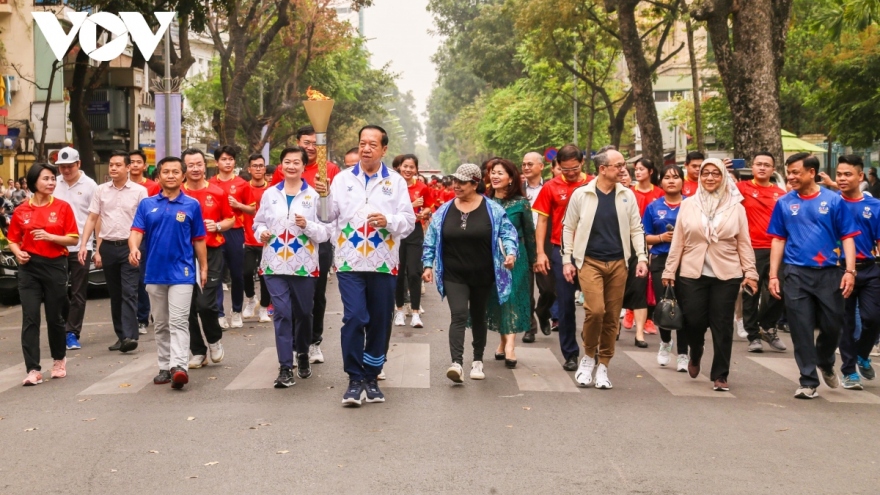 Hundreds of athletes join SEA Games 32 torch relay in Vietnam