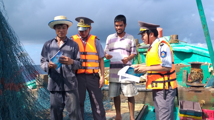 Lực lượng kiểm ngư ngăn chặn đánh bắt hải sản trái phép tại vùng biển giáp ranh