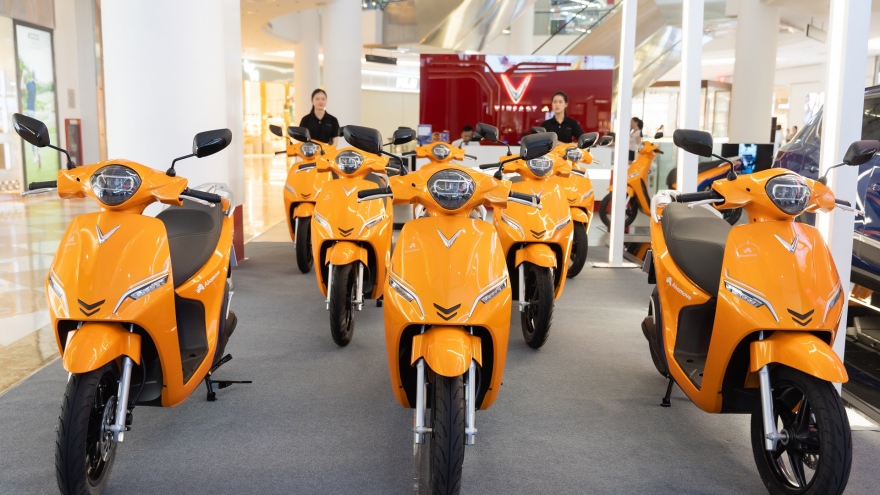Ahamove mua 200 xe điện VinFast để triển khai dịch vụ cho thuê xe máy