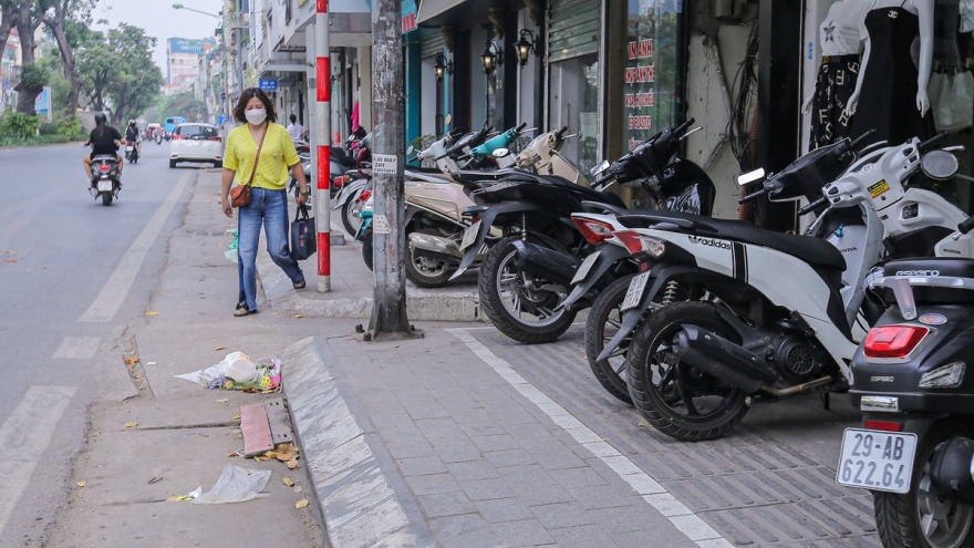 Vạch kẻ đường chia đôi vỉa hè Hà Nội, phần dành cho người đi bộ rộng "một viên gạch"