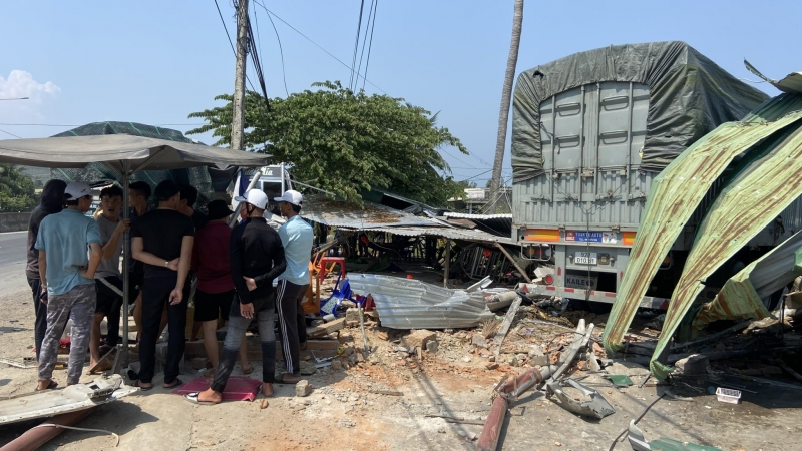 Vụ xe tải lao vào quán cà phê ở Khánh Hòa: Một nạn nhân tiên lượng xấu