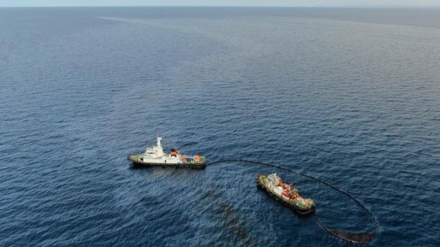 Mỹ điều tàu, thiết bị lặn giúp Philippines xử lý sự cố tràn dầu