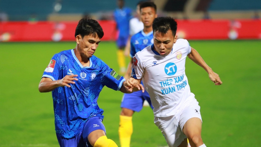 Giật lại trận hòa phút bù giờ, Nam Định vẫn bất bại ở V-League