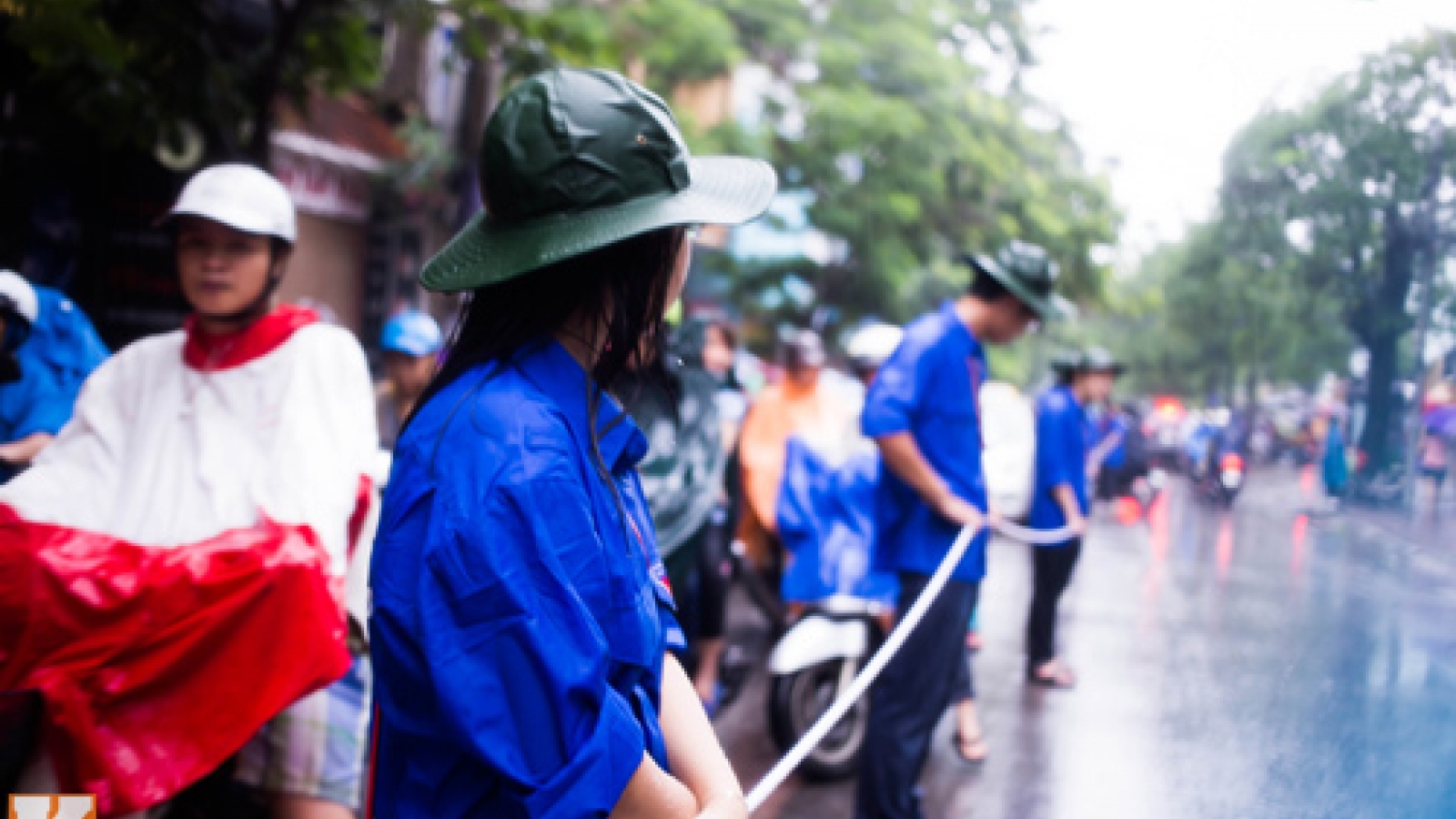 “Lá chắn sống” sinh viên tình nguyện ở các ngã tư: Đến lúc nên thay đổi?