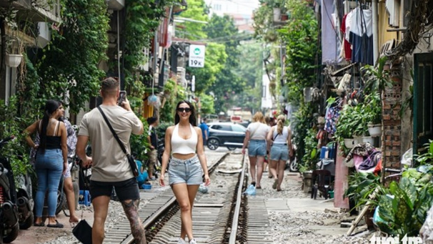 Tours of coffee shops along Hanoi train street prohibited