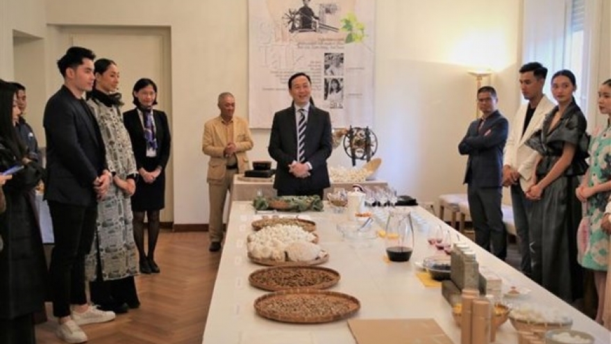 Italian friends impressed by Vietnamese silk products