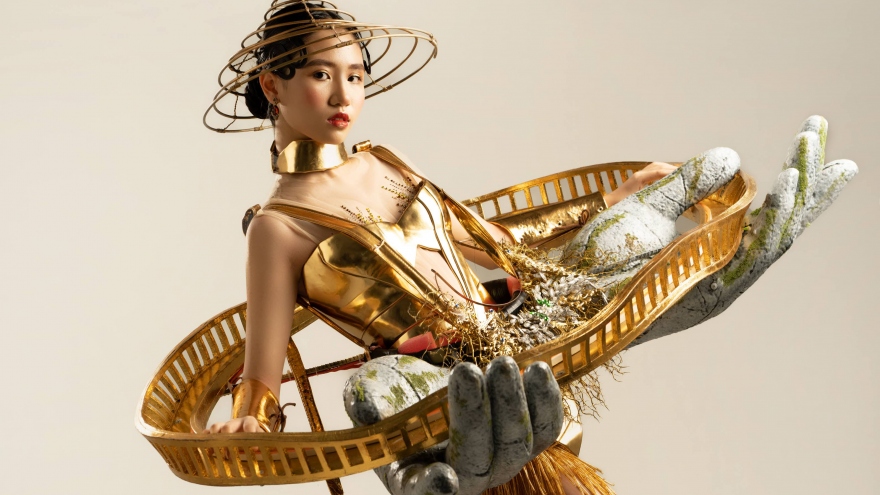 Mẫu nhí Đặng Minh Anh ấn tượng với trang phục lấy cảm hứng từ cầu Vàng Đà Nẵng
