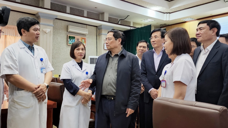 Thủ tướng kiểm tra bệnh viện, thăm trường học tại Điện Biên