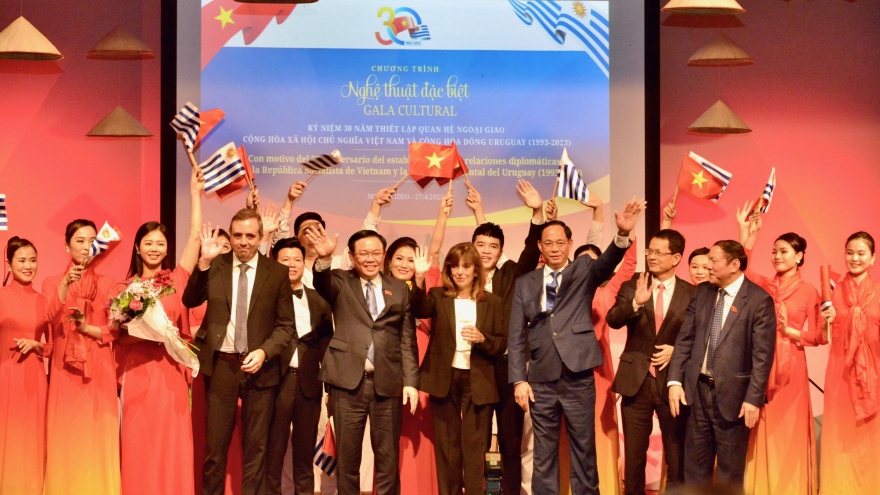 Chủ tịch Quốc hội dự chương chương trình nghệ thuật giới thiệu Việt Nam tại Urugoay