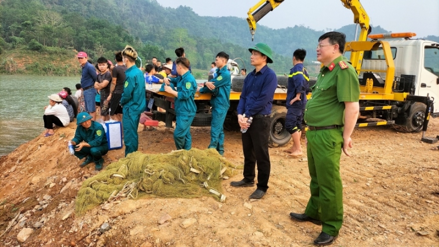 Lật thuyền trên sông Lô, 3 người mất tích