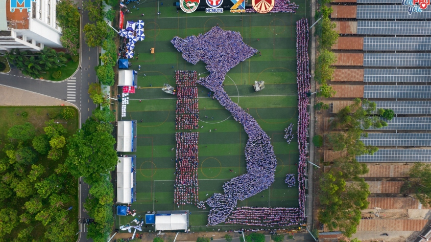 5,223 students gather to form giant map of Vietnam