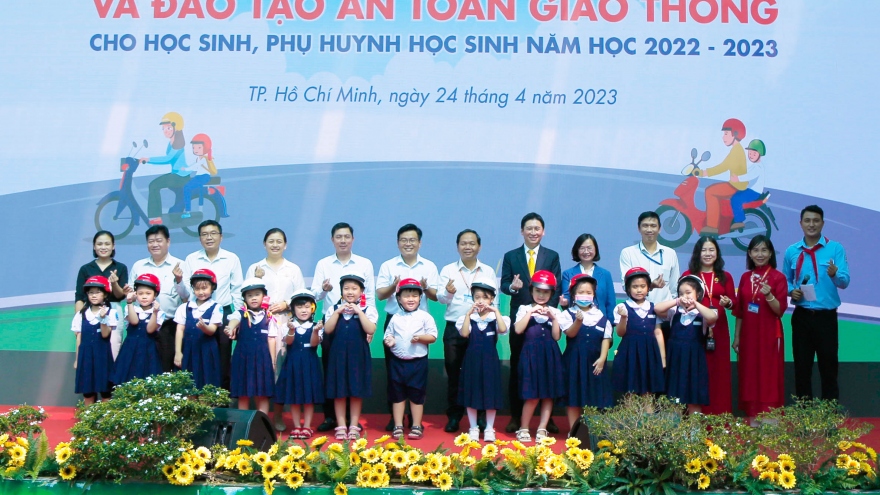Honda Việt Nam trao tặng mũ bảo hiểm cho học sinh tiểu học tại TP.HCM