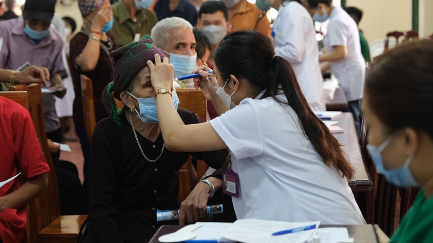 Khám chữa bệnh miễn phí cho bà con xã miền núi ở Tuyên Quang