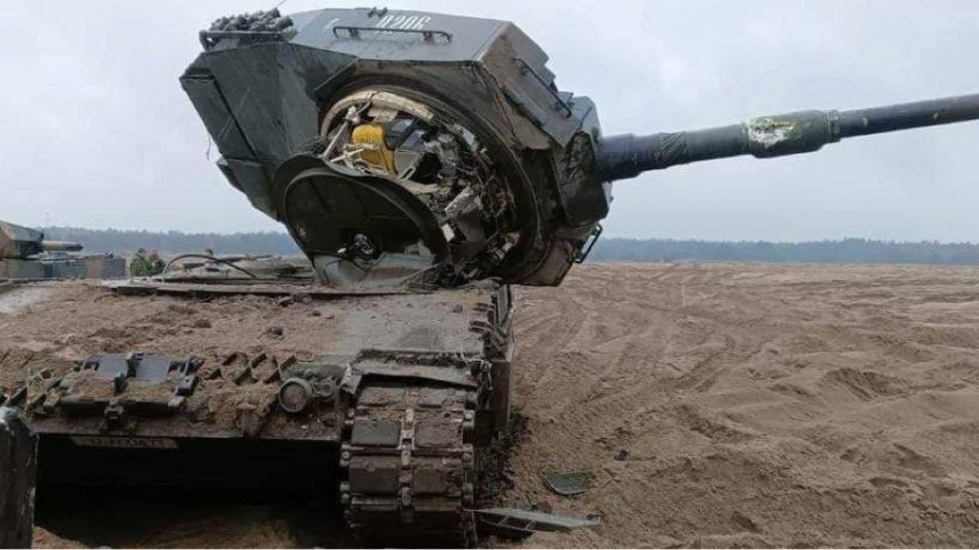 Hình ảnh xe tăng Leopard 2 của quân đội Ukraine bị bung tháp pháo