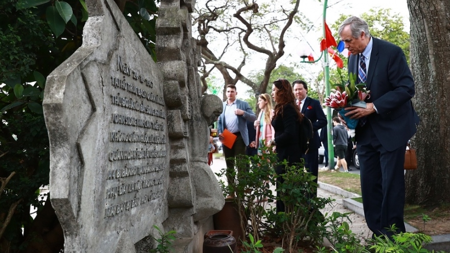 US Congressmen pay tribute to John McCain in Hanoi