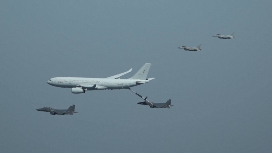 Cảnh Airbus KC-330 tiếp dầu trên không cho tiêm kích F-16