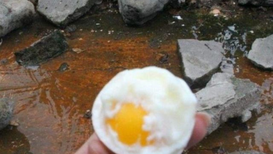 Trứng luộc bằng thứ nước lạ, bán giá đắt vẫn hút khách