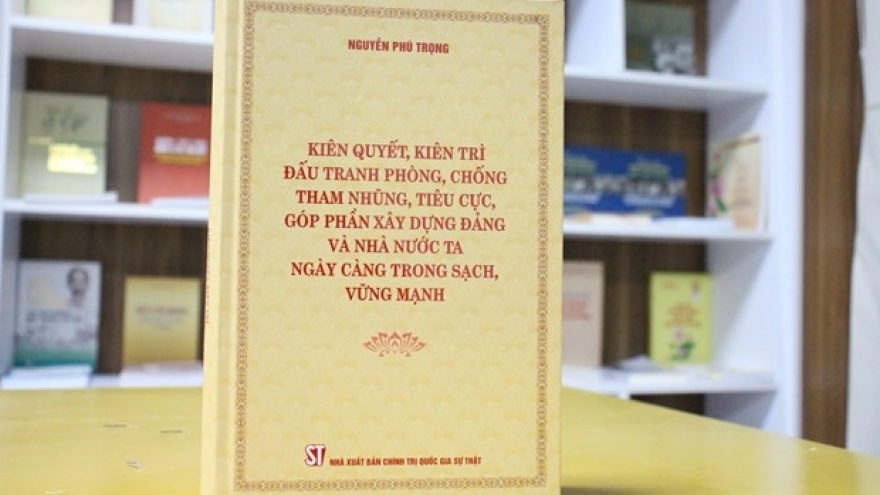 Giới thiệu cuốn sách của Tổng Bí thư đến Bộ Tư lệnh vùng 4 Hải quân