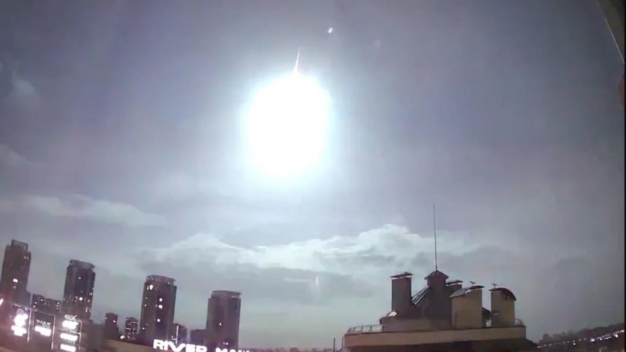 Tia sáng “bí ẩn” trên bầu trời thủ đô Kiev của Ukraine gây xôn xao