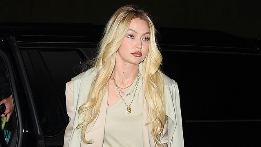 Siêu mẫu Gigi Hadid thanh lịch đi ăn tối cùng bạn bè