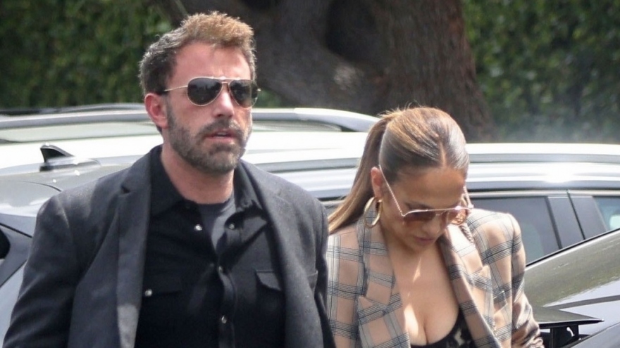 Jennifer Lopez diện đồ xuyên thấu đi chơi cùng chồng trẻ
