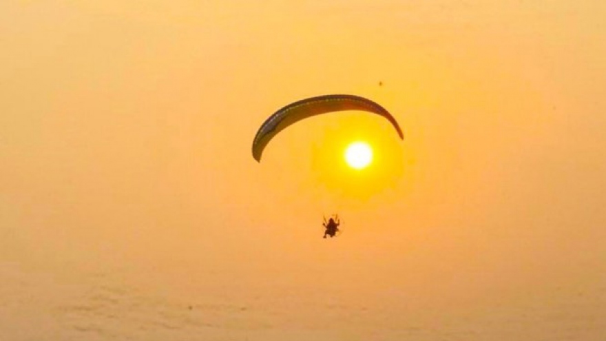 Paragliding festival offers tourists fresh experience over Thung May lake