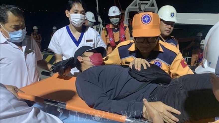 Sick Philippine sailor brought ashore for treatment in Khanh Hoa