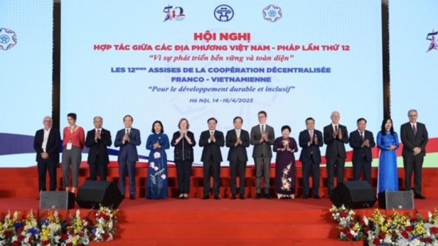 Vietnam facilitates operation of French investors: official