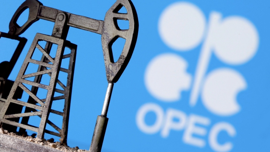 Giá dầu tăng trở lại khi OPEC+ bất ngờ cắt giảm thêm sản lượng