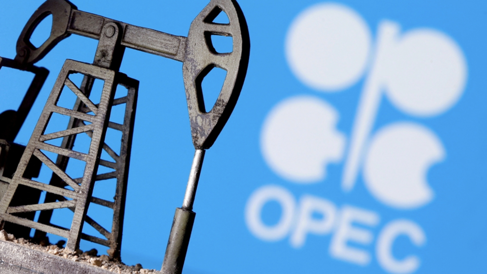 Giá dầu tăng trở lại khi OPEC+ bất ngờ cắt giảm thêm sản lượng