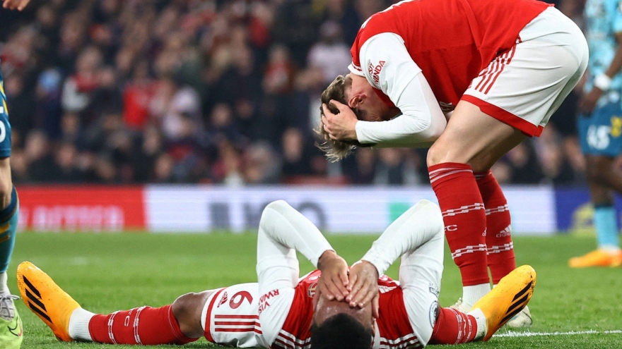 Kết quả Ngoại hạng Anh 22/4: Arsenal tự bắn vào chân trong cuộc đua vô địch