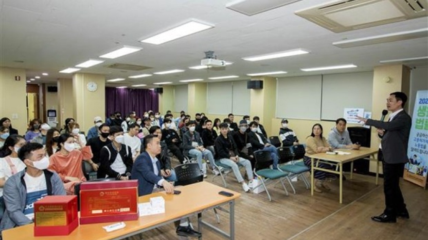 Vietnamese guest workers updated on RoK’s laws