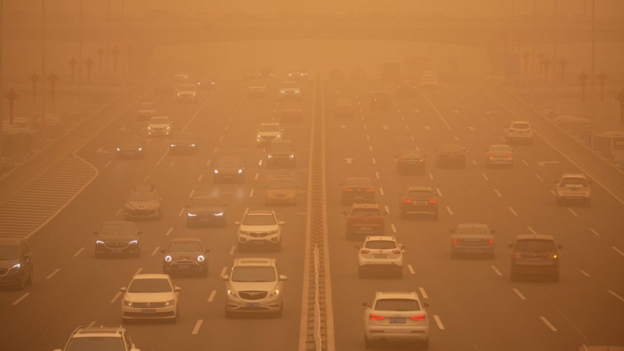 Bắc Kinh (Trung Quốc) hứng chịu bão cát và ô nhiễm không khí nghiêm trọng