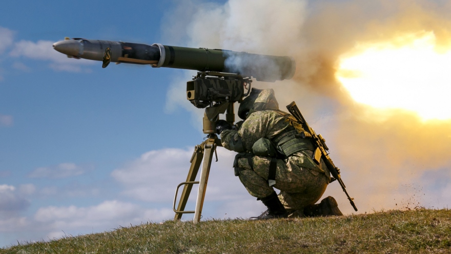 Tên lửa chống tăng Kornet phá hủy xe chiến đấu Ukraine ở khoảng cách kỷ lục