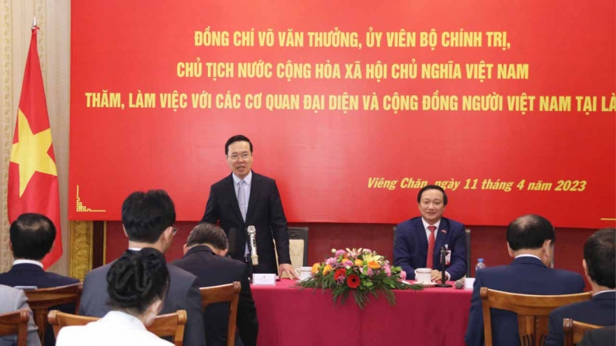 Chủ tịch nước Võ Văn Thưởng gặp gỡ kiều bào tại Lào trước khi lên đường về nước