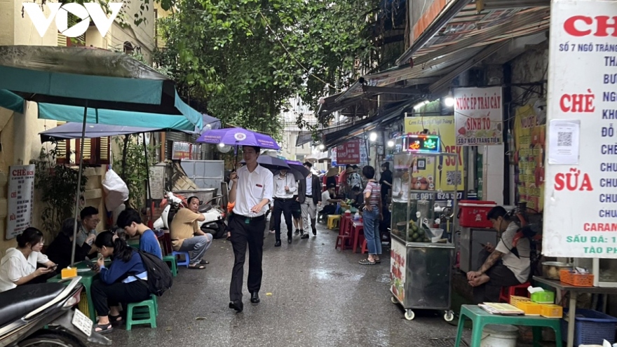 Phớt lờ lệnh cấm, nhiều hàng quán dựng mái che buôn bán trên vỉa hè Hà Nội