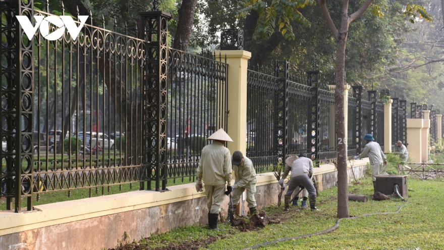 Vỉa hè công viên Thống Nhất hoang hóa, xuống cấp