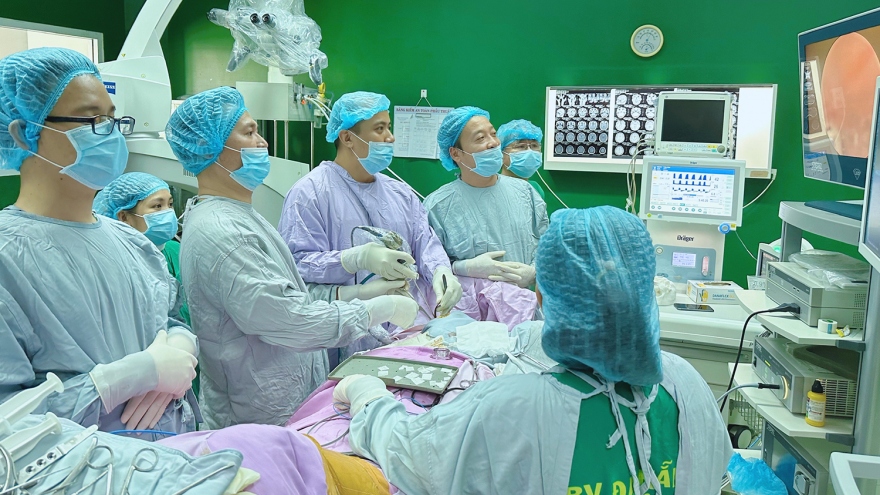 Phẫu thuật mới “nội soi qua hốc mắt” điều trị khối u trong não