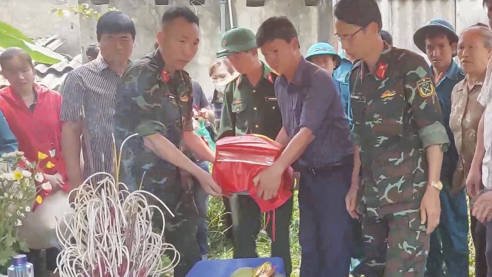 Cất bốc, an táng 2 hài cốt liệt sĩ hy sinh trong kháng chiến chống Pháp