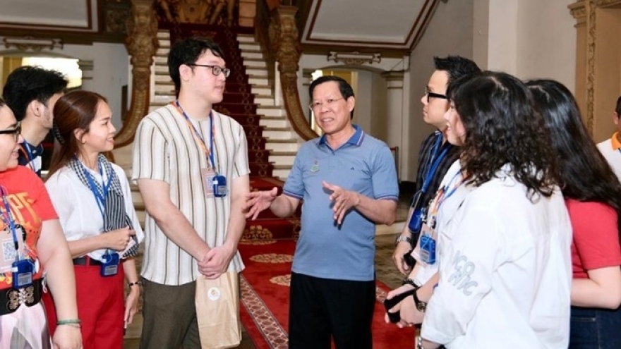 Chủ tịch UBND TP.HCM Phan Văn Mãi trò chuyện với du khách tham quan trụ sở HĐND-UBND