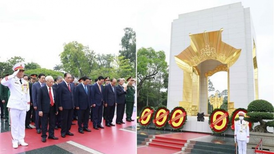 Leaders pay tribute to President Ho Chi Minh on National Reunification Day