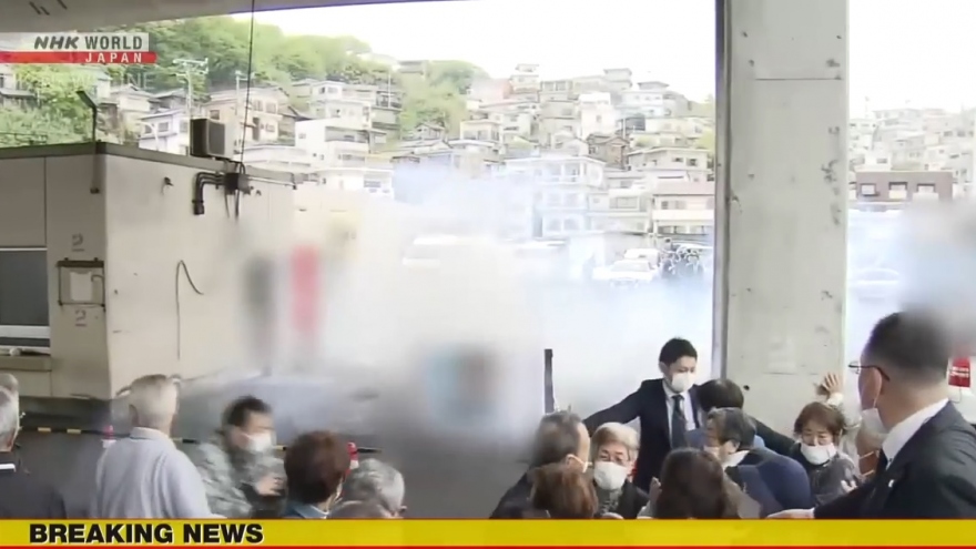 Cận cảnh vụ nổ tại nơi Thủ tướng Nhật Bản Kishida chuẩn bị phát biểu