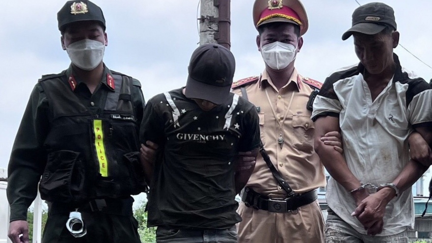 Trốn truy nã từ Lâm Đồng sang Đắk Nông, 2 đối tượng bị CSGT bắt giữ