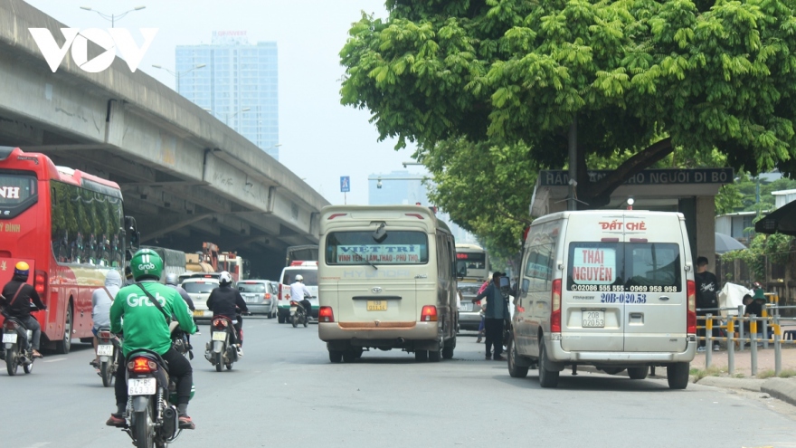 Phạt nặng lái xe đón, trả khách dọc đường không đúng nơi quy định