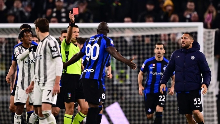 Lukaku ghi bàn rồi nhận thẻ đỏ, Inter Milan hoà Juventus sau diễn biến "điên rồ"