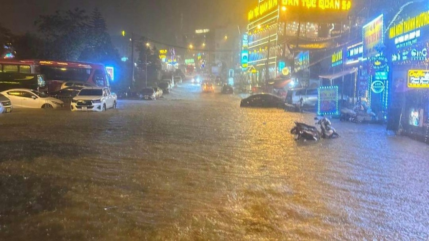 Mưa rét diện rộng ở Lào Cai, Sa Pa ngập lụt giữa đêm