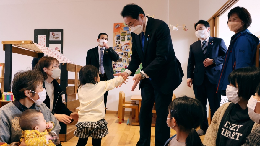 Nhật Bản ra mắt cơ quan giám sát chính sách trẻ em nhằm chặn đà giảm dân số