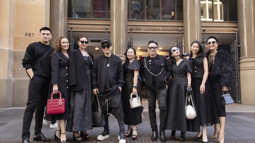 Diễn viên Diễm My, Lan Ngọc diện tông xuyệt tông đen gây chú ý trên đường phố Sydney